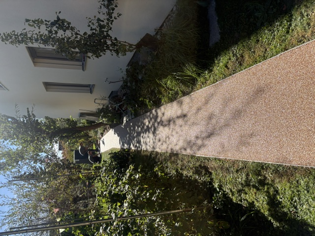 Weg am Haus, Kiesbett