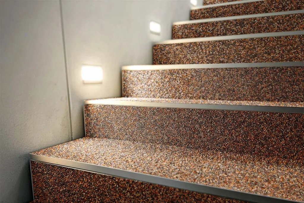 Treppe mit roter Körnung und Kantenschutz