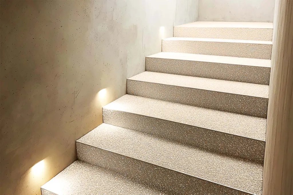 Treppe mit Stufenbeleuchtung